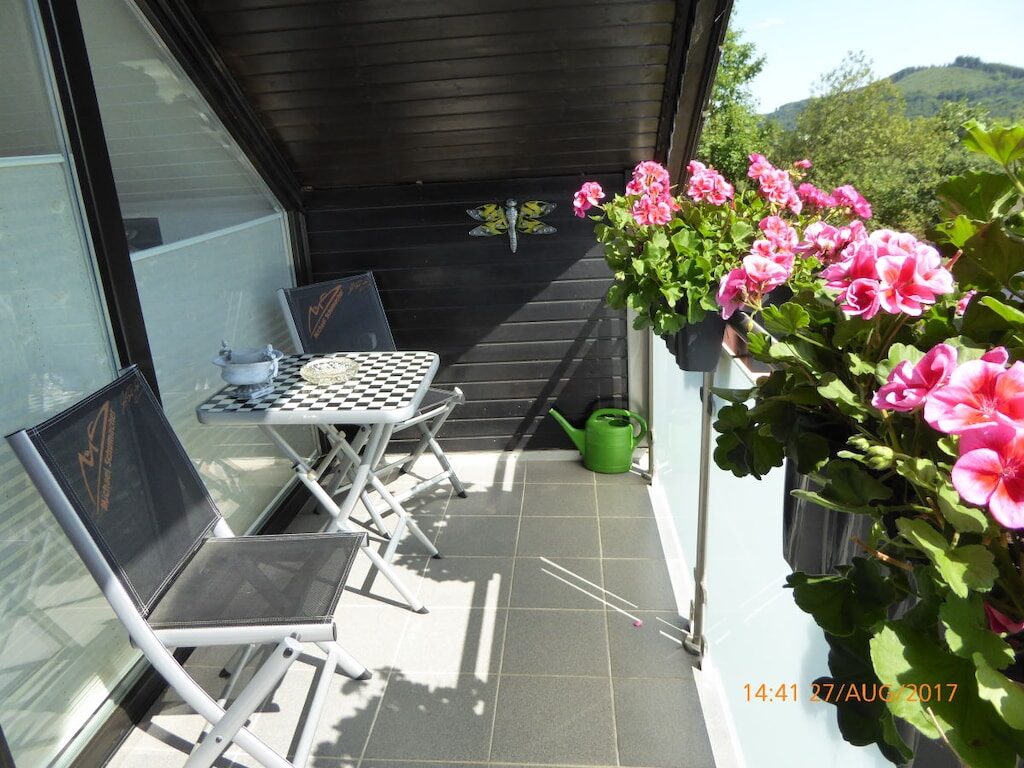 Überdachter Balkon mit Gartenmöbeln