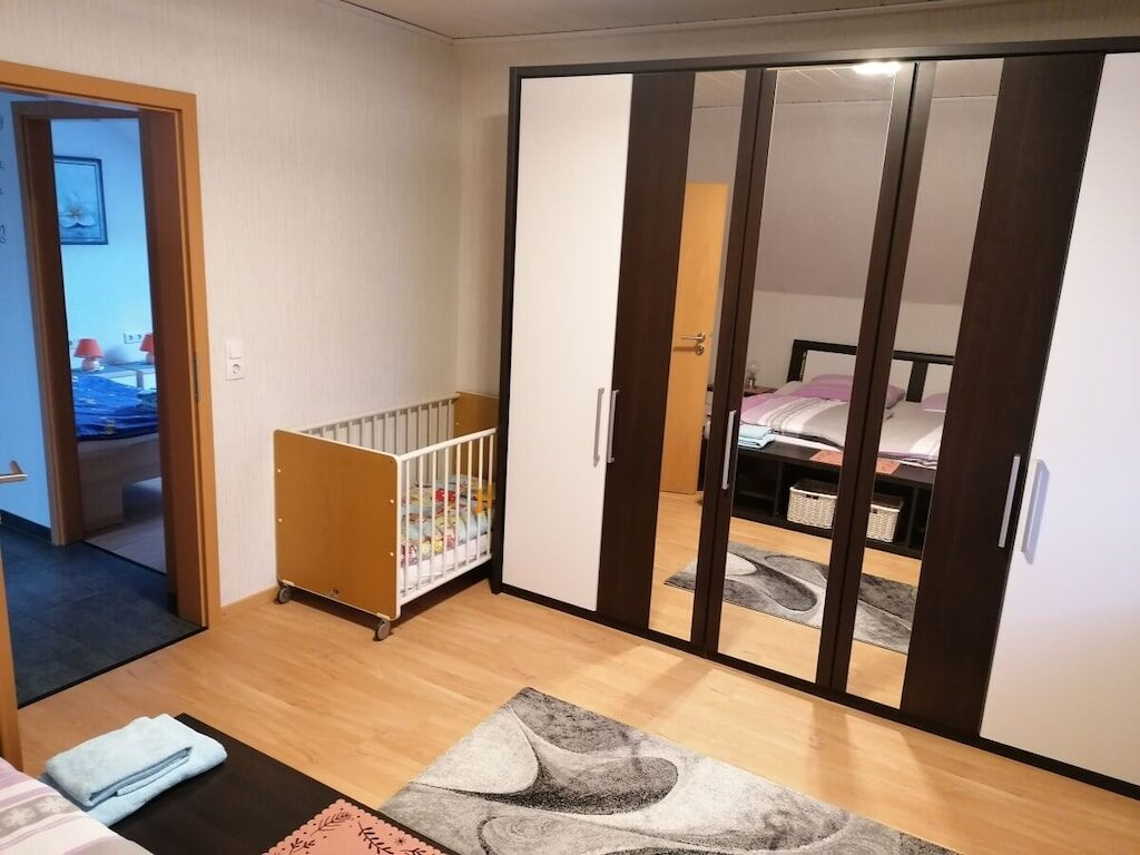 Kinderbett – die Wohnung ist familienfreundlich ausgestattet