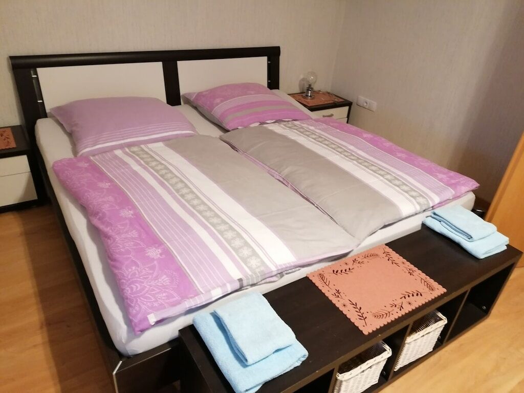 Schlafzimmer mit Doppelbett