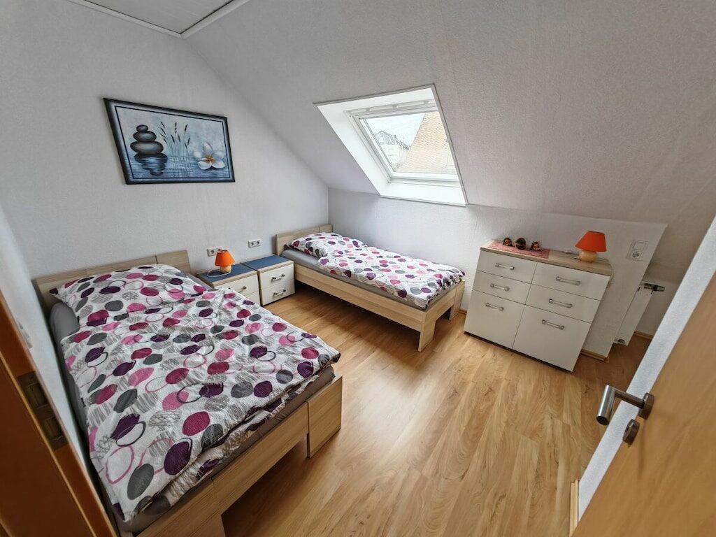 Zweites Schlafzimmer mit Einzelbetten