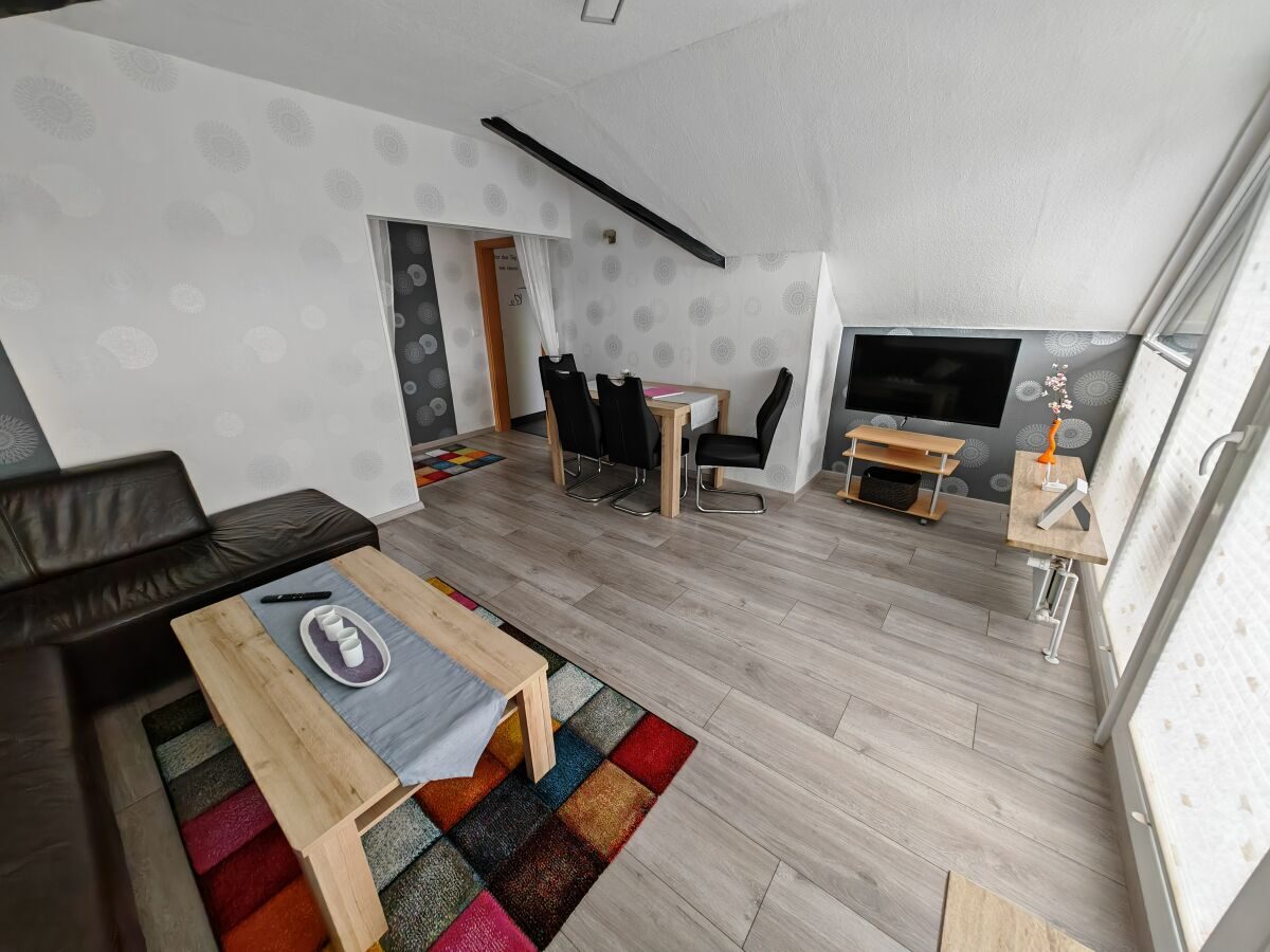 Wohnzimmer mit Essecke und Smart-TV