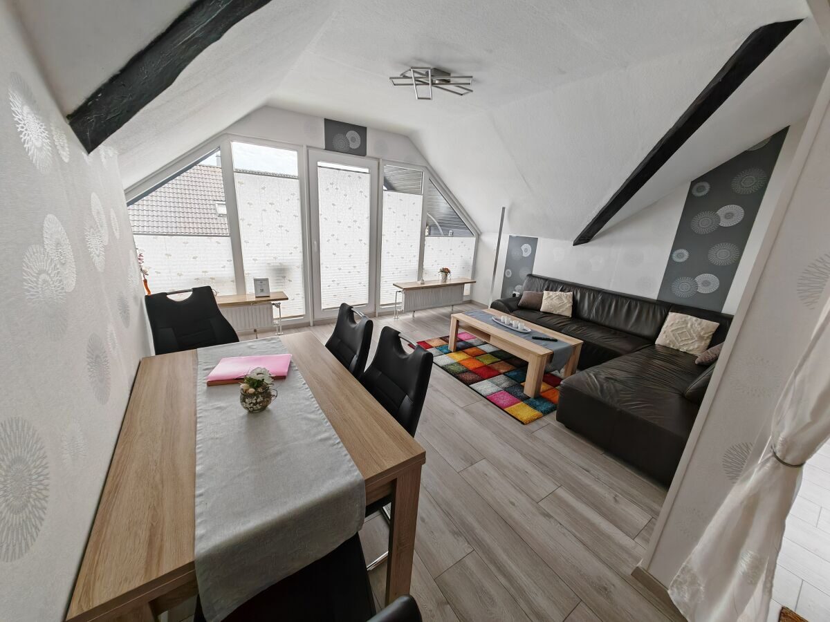 Wohnzimmer mit Sofa und Sitzecke